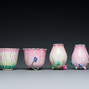 Twee Chinese famille rose 'lotus' koppen en schotels en twee kannetjes met reliëfdecor, Yongzheng — foto 7