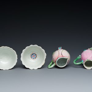 Twee Chinese famille rose 'lotus' koppen en schotels en twee kannetjes met reliëfdecor, Yongzheng — foto 9