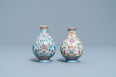 Twee Chinese famille rose miniatuur vaasjes, Qianlong merk, Republiek