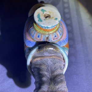 Twee Chinese famille rose modellen van een olifant en een paard, Qianlong — foto 12