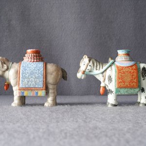 Twee Chinese famille rose modellen van een olifant en een paard, Qianlong — foto 20
