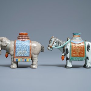 Twee Chinese famille rose modellen van een olifant en een paard, Qianlong — foto 2