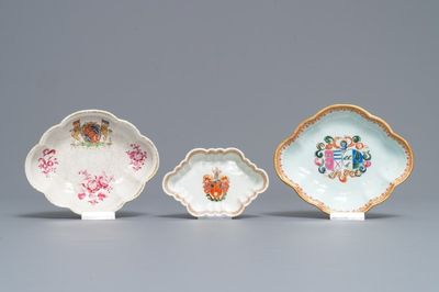 Twee Chinese famille rose pattipans en een lepelrust met wapendecors voor de Nederlandse markt, Qianlong