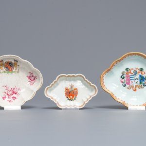 Twee Chinese famille rose pattipans en een lepelrust met wapendecors voor de Nederlandse markt, Qianlong — foto 1