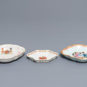 Twee Chinese famille rose pattipans en een lepelrust met wapendecors voor de Nederlandse markt, Qianlong — foto 3