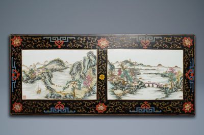 Twee Chinese famille rose plaquettes in gelakt houten koffer, gemerkt voor Wang Yeting, 19/20e eeuw