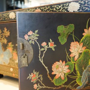 Twee Chinese famille rose plaquettes in gelakt houten koffer, gemerkt voor Wang Yeting, 19/20e eeuw — foto 29