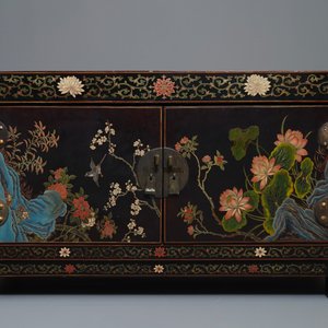 Twee Chinese famille rose plaquettes in gelakt houten koffer, gemerkt voor Wang Yeting, 19/20e eeuw — foto 3