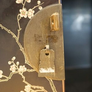 Twee Chinese famille rose plaquettes in gelakt houten koffer, gemerkt voor Wang Yeting, 19/20e eeuw — foto 31