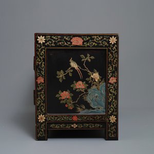 Twee Chinese famille rose plaquettes in gelakt houten koffer, gemerkt voor Wang Yeting, 19/20e eeuw — foto 5