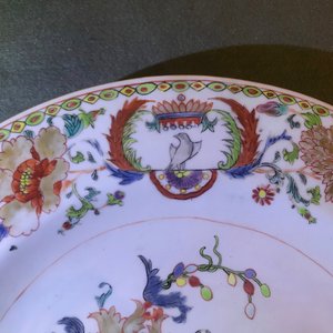 Twee Chinese famille rose 'Pompadour' schotels, Qianlong — foto 17
