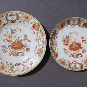 Twee Chinese famille rose 'Pompadour' schotels, Qianlong — foto 28