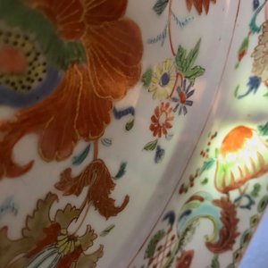 Twee Chinese famille rose 'Pompadour' schotels, Qianlong — foto 7