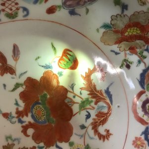 Twee Chinese famille rose 'Pompadour' schotels, Qianlong — foto 8