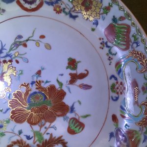 Twee Chinese famille rose 'Pompadour' schotels, Qianlong — foto 10