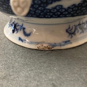 Twee Chinese famille rose pullen met mandarijns decor, Qianlong — foto 11