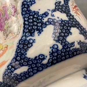 Twee Chinese famille rose pullen met mandarijns decor, Qianlong — foto 16