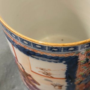 Twee Chinese famille rose pullen met mandarijns decor, Qianlong — foto 9