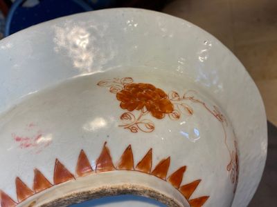 Twee Chinese famille rose scheerkommen, Yongzheng — foto 7