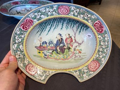 Twee Chinese famille rose scheerkommen, Yongzheng — foto 8