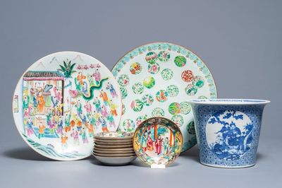 Twee Chinese famille rose schotels, een blauwwitte cachepot en negen Canton schotels, 19e eeuw