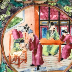 Twee Chinese famille rose schotels, een blauwwitte cachepot en negen Canton schotels, 19e eeuw — foto 14