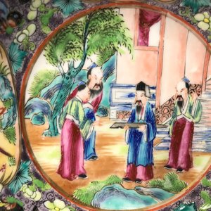 Twee Chinese famille rose schotels, een blauwwitte cachepot en negen Canton schotels, 19e eeuw — foto 18