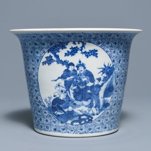 Twee Chinese famille rose schotels, een blauwwitte cachepot en negen Canton schotels, 19e eeuw — foto 6