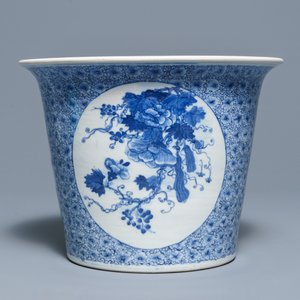 Twee Chinese famille rose schotels, een blauwwitte cachepot en negen Canton schotels, 19e eeuw — foto 8