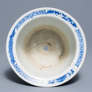 Twee Chinese famille rose schotels, een blauwwitte cachepot en negen Canton schotels, 19e eeuw — foto 9