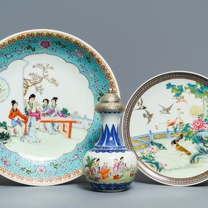 Twee Chinese famille rose schotels en een vaas met zilveren montuur, 19/20e eeuw — foto 1