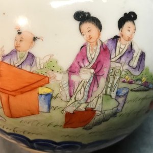 Twee Chinese famille rose schotels en een vaas met zilveren montuur, 19/20e eeuw — foto 13
