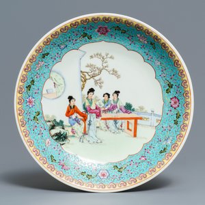 Twee Chinese famille rose schotels en een vaas met zilveren montuur, 19/20e eeuw — foto 2