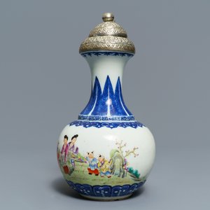 Twee Chinese famille rose schotels en een vaas met zilveren montuur, 19/20e eeuw — foto 9