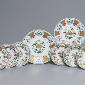 Twee Chinese famille rose schotels en zes borden met floraal decor, Yongzheng/Qianlong — foto 1