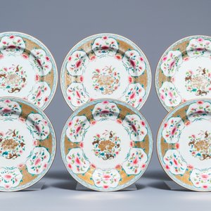 Twee Chinese famille rose schotels en zes borden met floraal decor, Yongzheng/Qianlong — foto 2