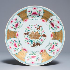Twee Chinese famille rose schotels en zes borden met floraal decor, Yongzheng/Qianlong — foto 3