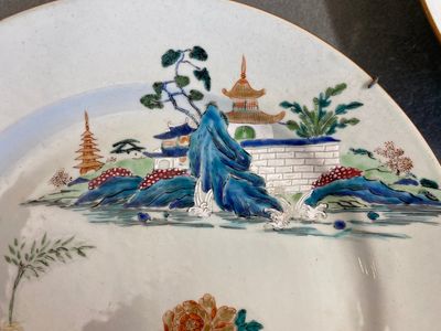 Twee Chinese famille rose schotels, Qianlong — foto 2