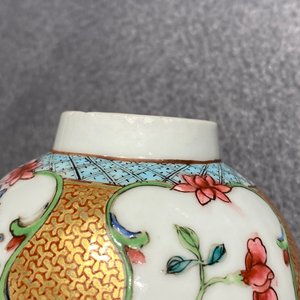 Twee Chinese famille rose theebussen, Yongzheng — foto 18