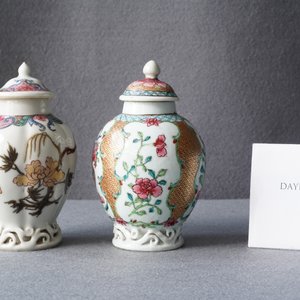 Twee Chinese famille rose theebussen, Yongzheng — foto 7