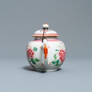 Twee Chinese famille rose theepotten en een dekselkan, Yongzheng/Qianlong — foto 11