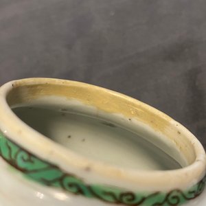 Twee Chinese famille rose theepotten en een dekselkan, Yongzheng/Qianlong — foto 15