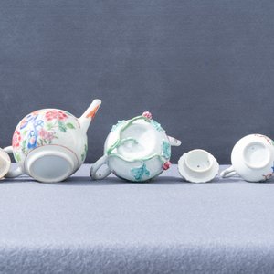 Twee Chinese famille rose theepotten en een dekselkan, Yongzheng/Qianlong — foto 27