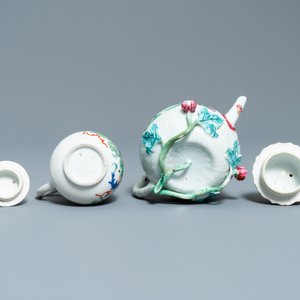 Twee Chinese famille rose theepotten en een dekselkan, Yongzheng/Qianlong — foto 7