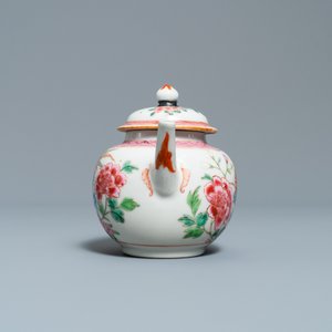 Twee Chinese famille rose theepotten en een dekselkan, Yongzheng/Qianlong — foto 9