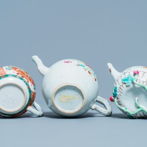 Twee Chinese famille rose theepotten en één in Amsterdams bont, Kangxi/Qianlong — foto 6