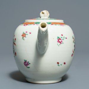 Twee Chinese famille rose theepotten en twee sets koppen en schotels, Qianlong — foto 18