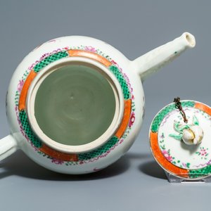 Twee Chinese famille rose theepotten en twee sets koppen en schotels, Qianlong — foto 20