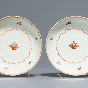 Twee Chinese famille rose theepotten en twee sets koppen en schotels, Qianlong — foto 2