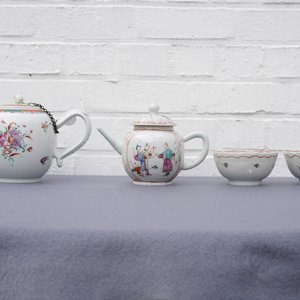 Twee Chinese famille rose theepotten en twee sets koppen en schotels, Qianlong — foto 22